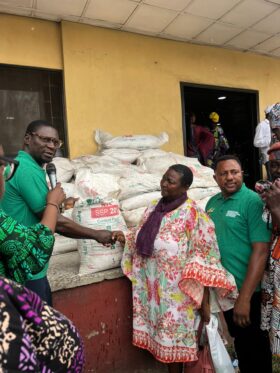 Nigerian Government Distributes Fertilisers To South-West Crop Farmers