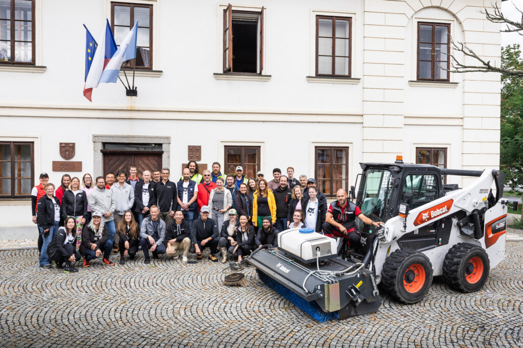 Doosan Bobcat Employees Give Back to Communities Across EMEA Through Volunteer Time