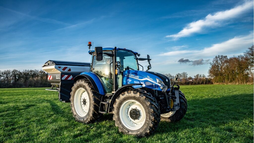 New Holland plans first UK display of new T5 Dual Command at LAMMA 2025